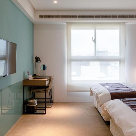 Gogo Hotel Taichung Bagian luar foto