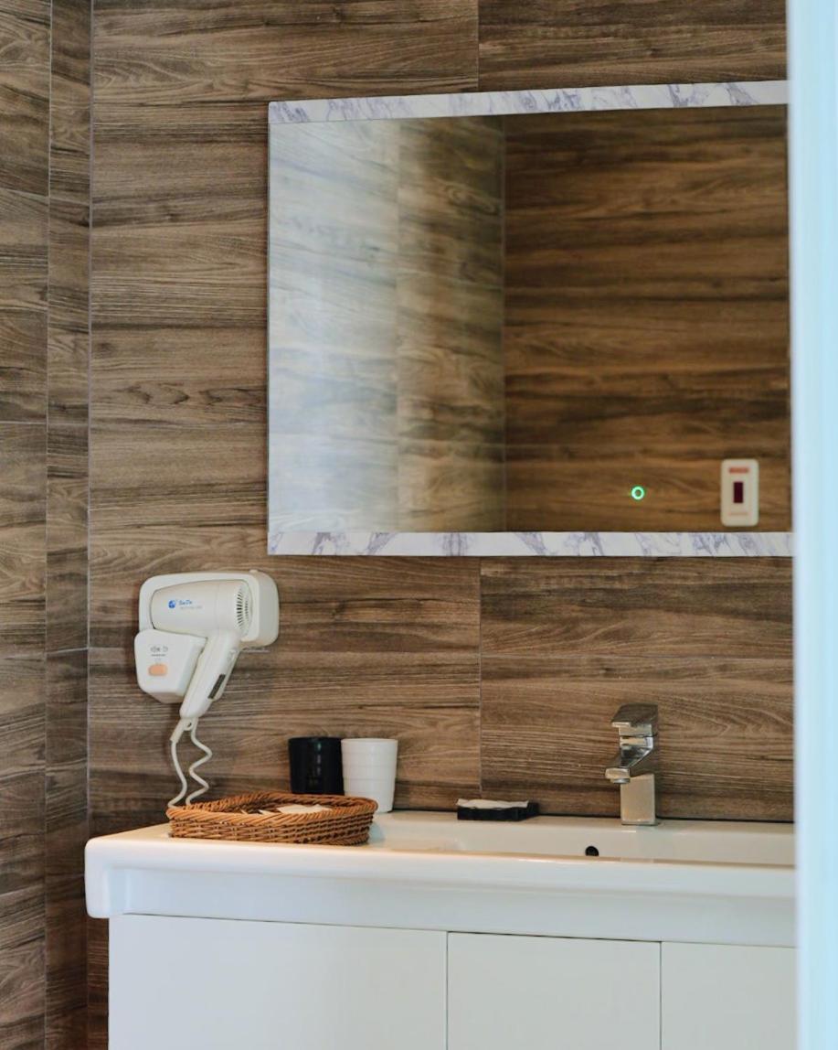 Gogo Hotel Taichung Bagian luar foto